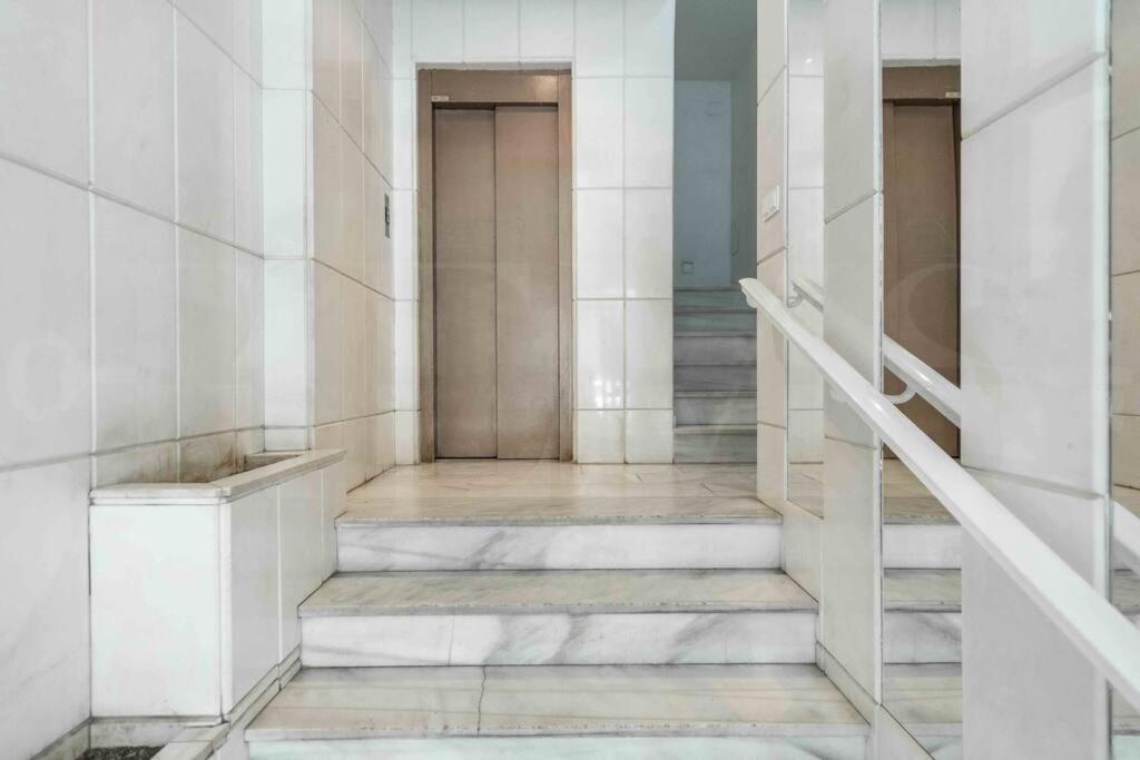 Spacious & Authentic Apartment By Rems Малага Екстериор снимка