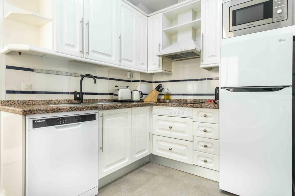 Spacious & Authentic Apartment By Rems Малага Екстериор снимка
